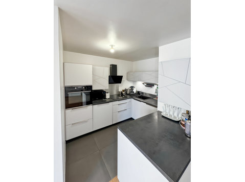 Bright and Spacious 2-Bedroom Apartment with Balcony and… - Аренда