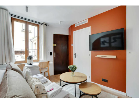 Charming studio - Saint-Cloud - For Rent