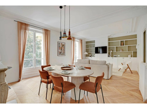 Luxurious Retreat in Neuilly-sur-Seine: Elegance, Comfort,… - For Rent