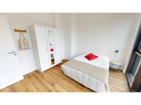 Private bedroom in share flat with communal bathroom - For Rent