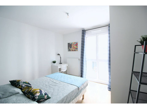 Private bedroom in shared flat - K pronájmu