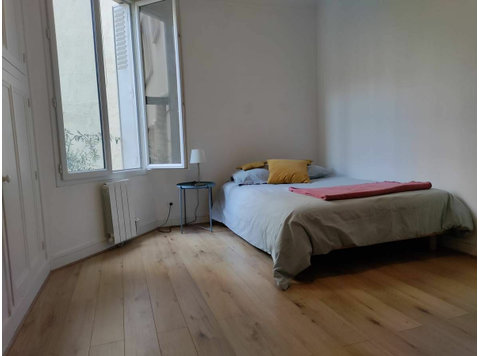 Room in Cute suite in the heart of town - For Rent