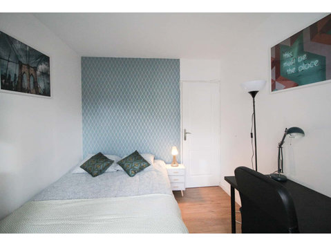 Cosy and luminous bedroom  10m² - آپارتمان ها