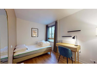 Courbevoie Tour Gambetta - Private Room (4) - 	
Lägenheter
