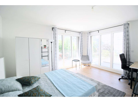Large bright and quiet room  17m² - Apartemen