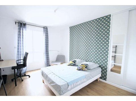 Large bright bedroom  15m² - Apartments