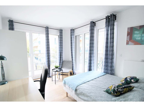 Large luminous bedroom  11m² - Apartmani