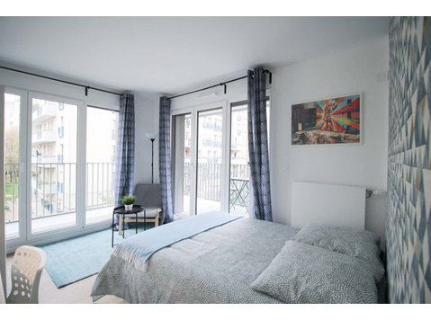Large luminous bedroom  11m² - Apartments