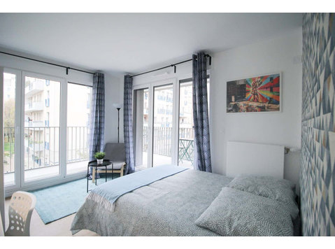 Large luminous bedroom  11m² - Apartamente