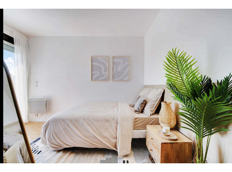 Move into this 10 m² bedroom in coliving in Puteaux - Apartments