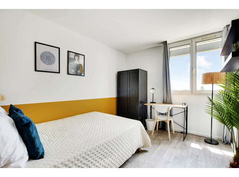 Move into this 10 m² room with contemporary style in… - Apartamente