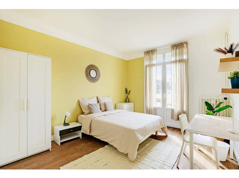 Move into this 14 m² coliving room in Clamart - Apartamente