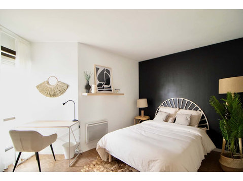 Move into this 14 m² large room in coliving in Puteaux - Appartementen