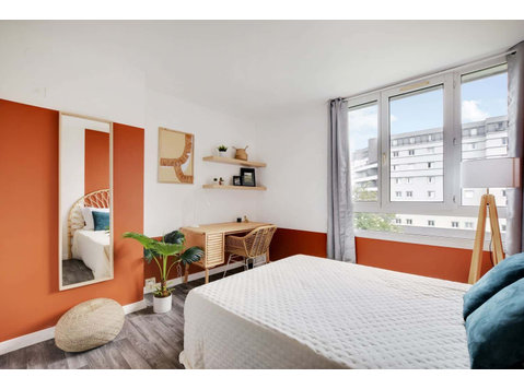 Move into this characterful room of 13 m² for coliving rent… - Apartments