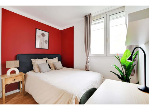 Move into this charming 9 m² room for rent in KremlinBicêtre - Apartamente
