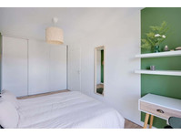 Move into this contemporary 14 m² room in coliving just… - Appartamenti