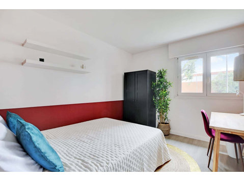 Move into this contemporary room of 13 m² for coliving rent… - Apartments