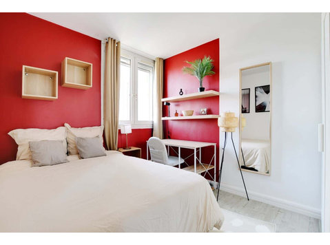 Move into this modern 10 m² room for rent in KremlinBicêtre - Apartamente