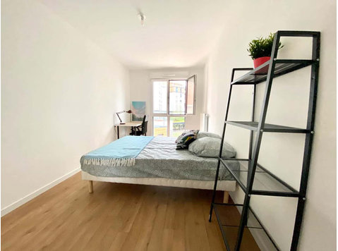 Spacious and bright room  14m² - Apartments