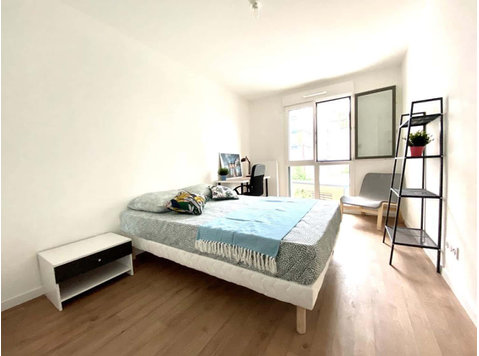 Spacious and bright room  15m² - Apartments