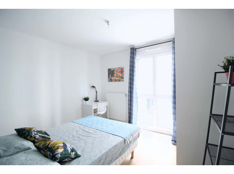 Spacious and luminous room  12m² - Apartments