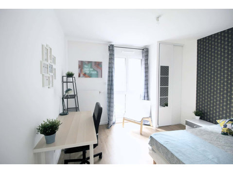 Spacious and luminous room  12m² - Apartments