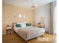 Two bedroom apartment in Clichy - דירות