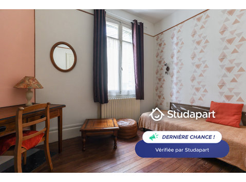 Belle chambre calme de 13 m2 dans appartement Haussmannien… - Te Huur