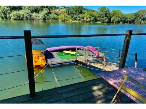 magnificent property by the river, an hour from Paris - Persewaan Liburan