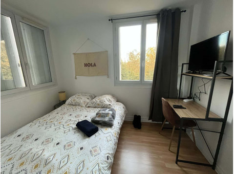 Chambre dans un appartement de 3 chambres - Lakások