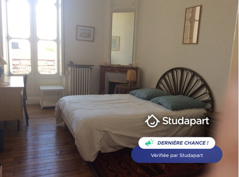 Chambre avec un lit en 140, un bureau, des étagères, une… - Aluguel