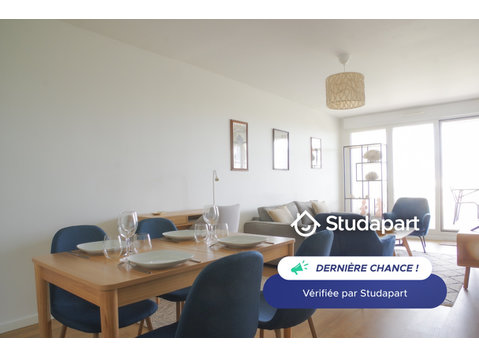 Il se compose de :
- 🚪 une entrée,
- 🛋 un salon avec un… - À louer