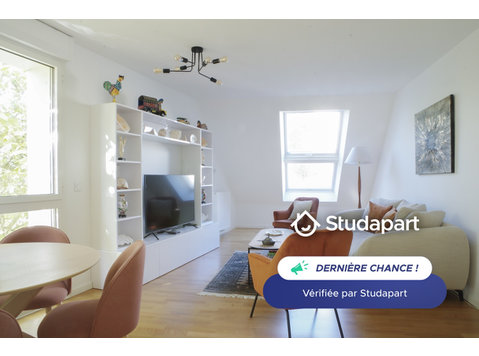 Il se compose de :
- 🚪 une entrée
- 🛋 un salon avec un… - À louer