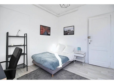 Co-living: Comfortable Room in the La Bastide Neighborhood - For Rent