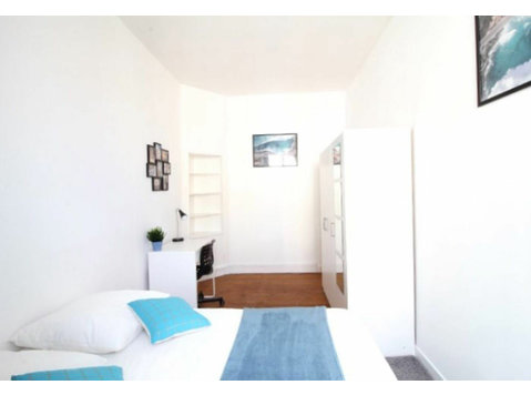 Coliving: Beautiful room in a 177-square-meter apartment. - 	
Uthyres