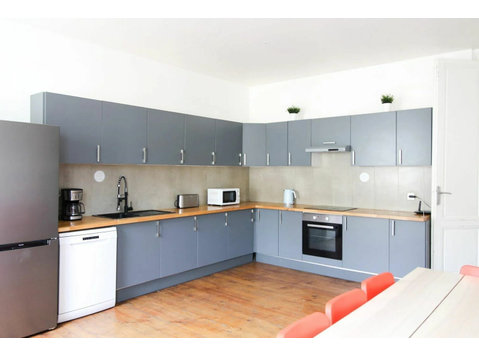 Coliving : Room Carefully Furnished in a Large Shared… - For Rent
