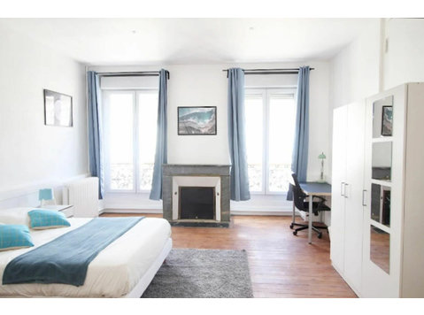 Coliving: Spacious furnished room, ideally located. - Alquiler