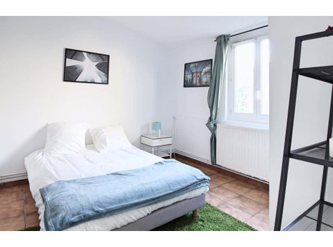 Large comfortable bedroom  17m² - Apartamentos