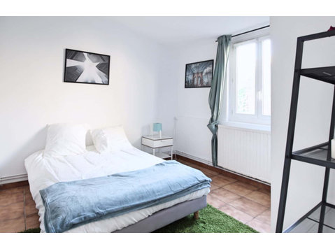 Large comfortable bedroom  17m² - Apartments