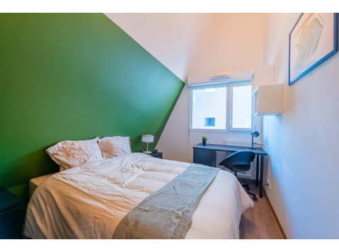 Move into this 10 m² room within Bacalan - Apartments