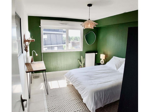 Move into this 11 m² bedroom located in a coliving duplex… - Apartamentos