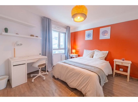 Move into this 13 m² room within Bacalan - Apartments