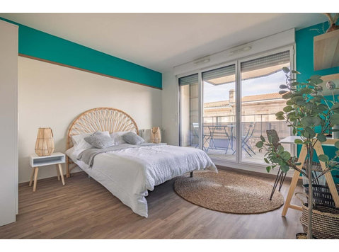Move into this chill 14 m² bedroom for rent in coliving in… - Apartments