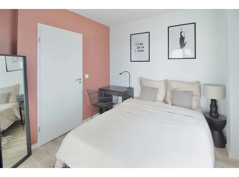 Move into this comfortable 10 m² room in coliving in… - 아파트