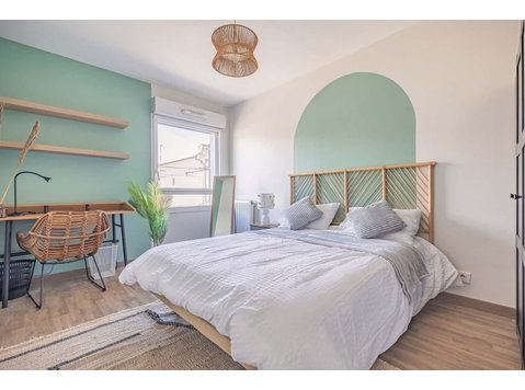 Move into this delicate 12 m² bedroom in coliving available… - דירות