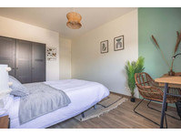 Move into this delicate 12 m² bedroom in coliving available… - Διαμερίσματα