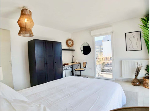Move into this refined 15 m² room in coliving in Bordeaux - 아파트