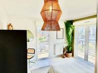 Move into this refined 15 m² room in coliving in Bordeaux - Apartemen