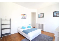 Spacious and bright room  18m² - Apartments