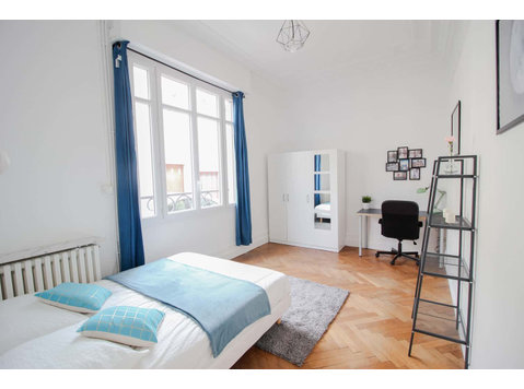 Spacious and cosy room  14m² - Apartments